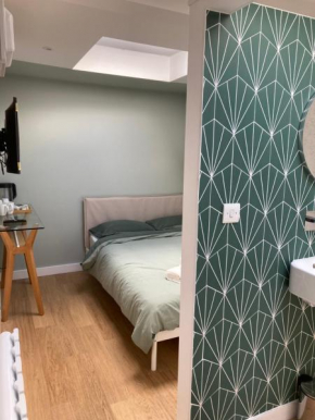 Central ensuite guest unit with AC and free on-street parking